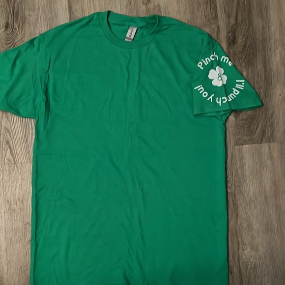Happy St Patrick’s Day Men’s medium t-shirt - Picture 2 of 2